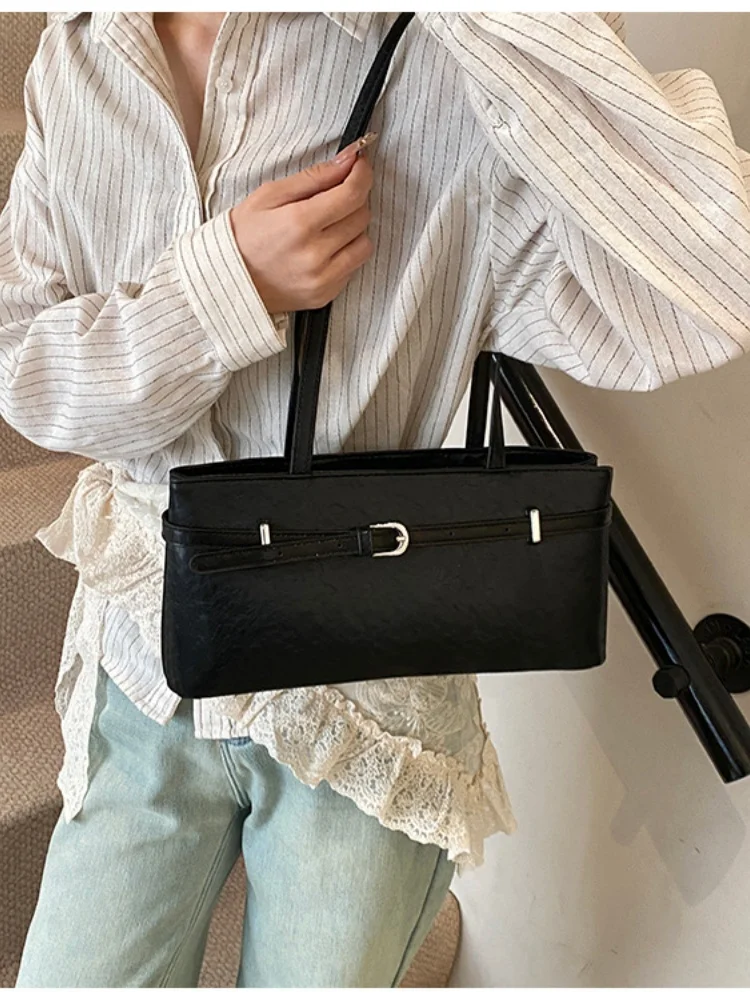 The new simple ladies shoulder bag spring and summer light luxury fashion commuter leisure all-match large-capacity tote handbag
The new simple ladies shoulder bag spring and summer light luxury fashion commuter leisure all-match large-capacity tote handbag