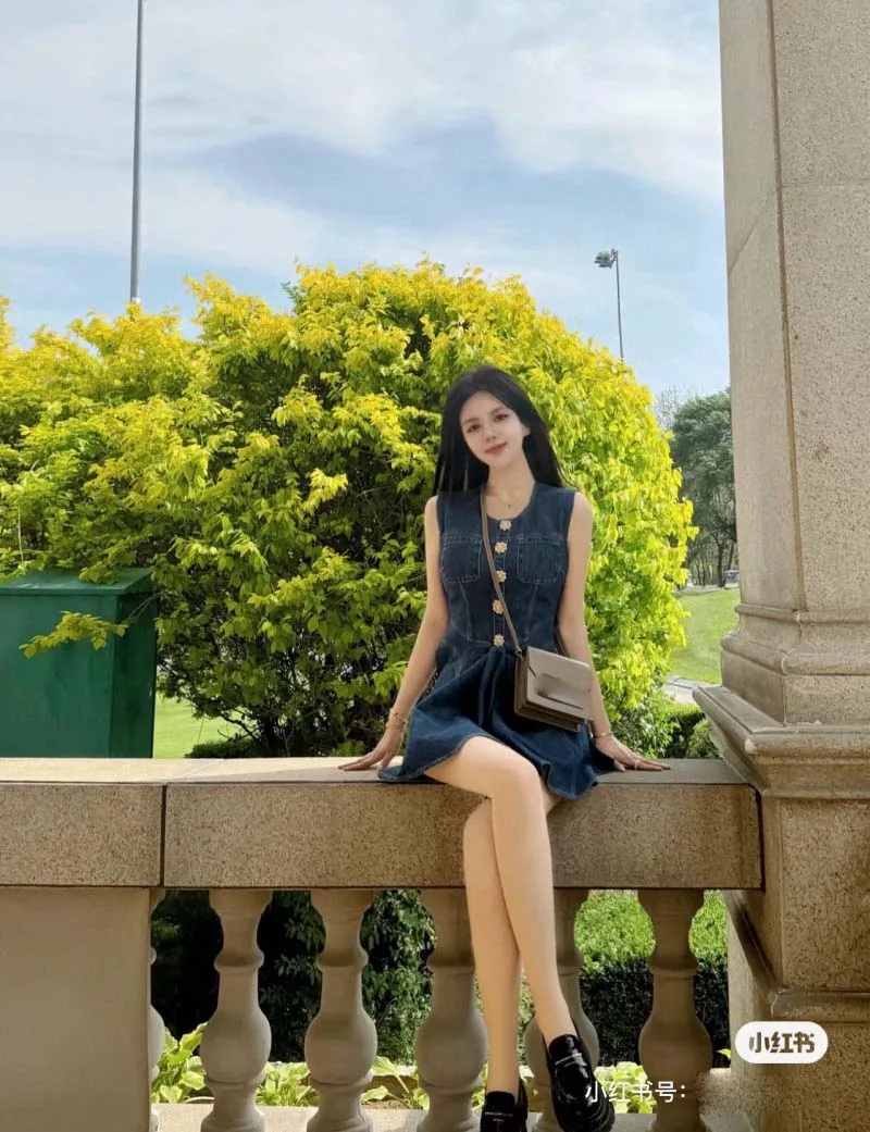 Girl's American retro style fashionable and casual trend temperament reduces age and slimming round neck button sleeveless dress
Girl's American retro style fashionable and casual trend temperament reduces age and slimming round neck button sleeveless dress