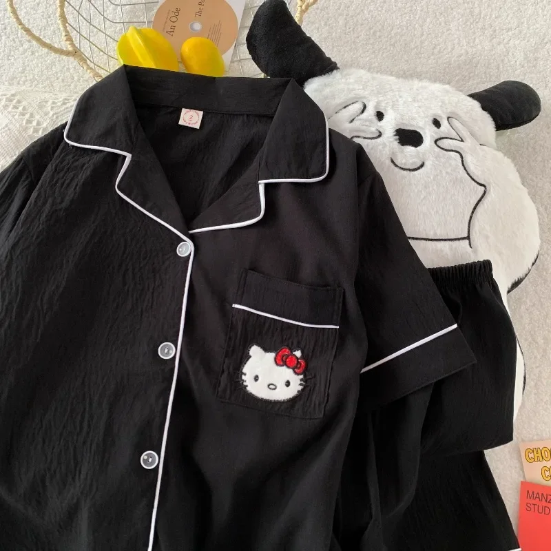 Новые летние пижамы Hello Kitty, милый кардиган с ветровыми лацканами, шорты с короткими рукавами, милый стиль, черная домашняя одежда Hello Kitty
Новые летние пижамы Hello Kitty, милый кардиган с ветровыми лацканами, шорты с короткими рукавами, милый стиль, черная домашняя одежда Hello Kitty