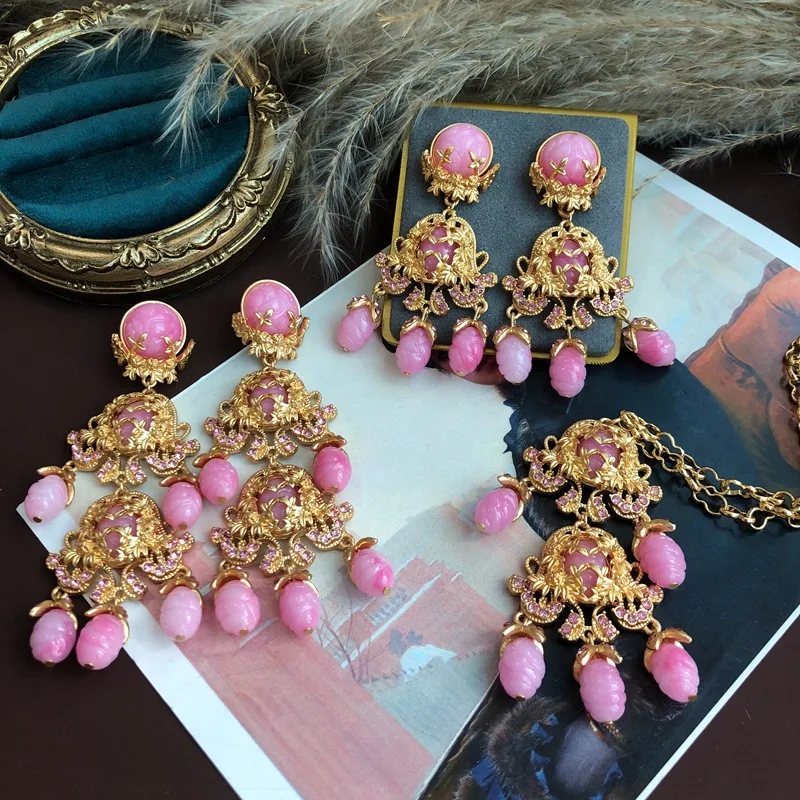 Vintage Jewelry sets for Women Earrings Necklace Luxury Pink beads Golden Toned pendant Perfect for Wedding Party Dress Gift
Vintage Jewelry sets for Women Earrings Necklace Luxury Pink beads Golden Toned pendant Perfect for Wedding Party Dress Gift