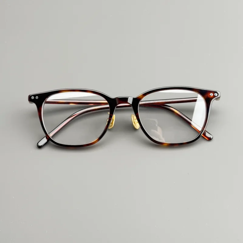 Acetic acid has nose bridge spectacle frames. These are fashionable retro square optical glasses made of high-quality materials
Acetic acid has nose bridge spectacle frames. These are fashionable retro square optical glasses made of high-quality materials