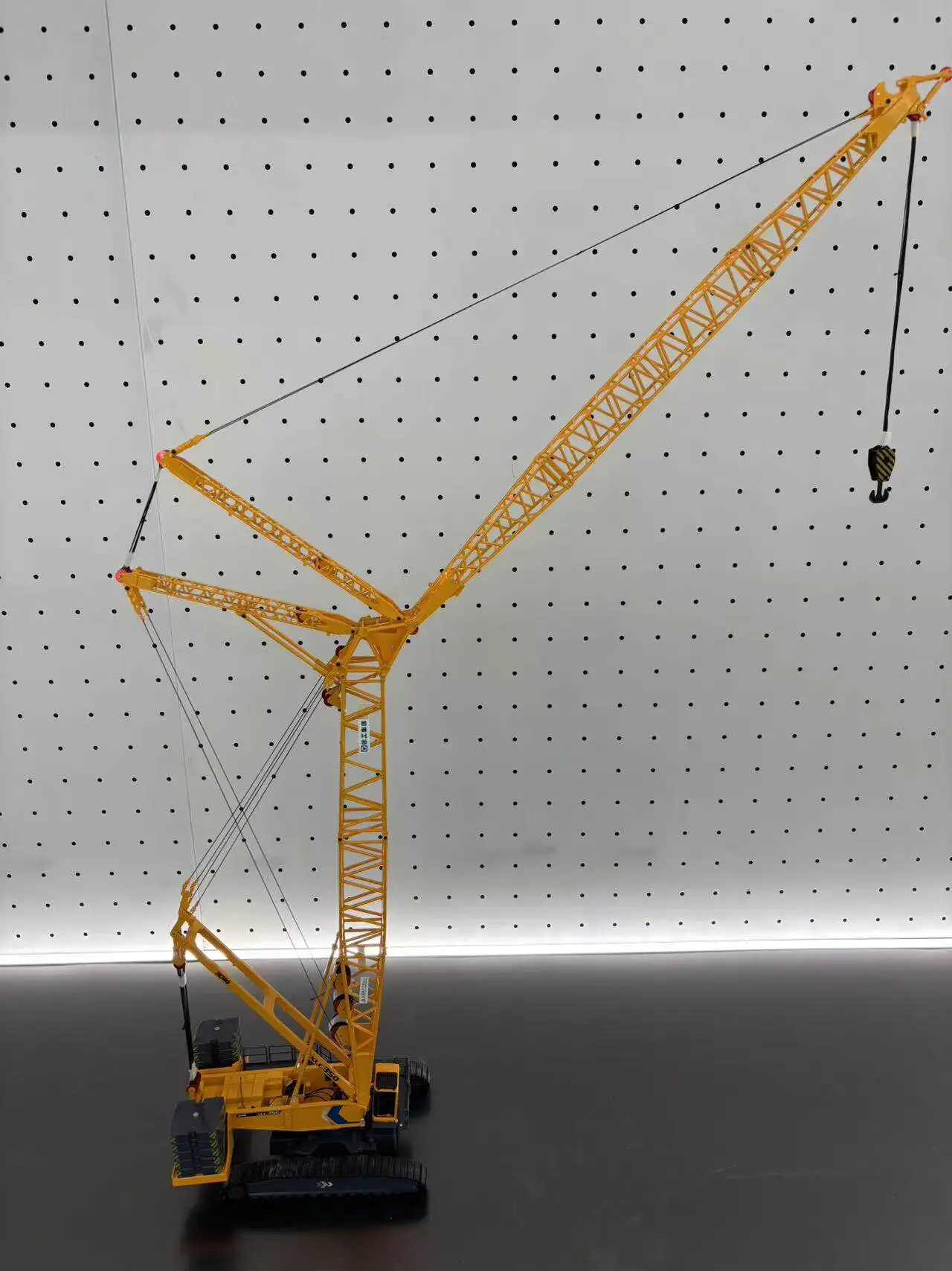 Diecast Model Replcia 1:120 Scale XCMG XLC350 Crawler Crane Truck Construction Vehicle Alloy Model For Adult Toy Collector
Diecast Model Replcia 1:120 Scale XCMG XLC350 Crawler Crane Truck Construction Vehicle Alloy Model For Adult Toy Collector