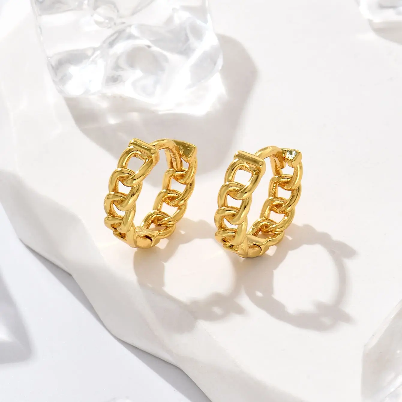New fashion earrings twisted design gold ear buckles earrings niche and small exquisite ear stud earrings for women
New fashion earrings twisted design gold ear buckles earrings niche and small exquisite ear stud earrings for women