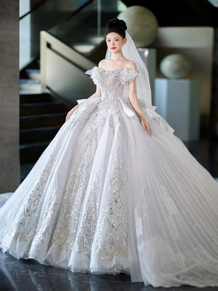 Новое легкое роскошное платье больших размеров из высококачественной основной ткани на одно плечо.
Новое легкое роскошное платье больших размеров из высококачественной основной ткани на одно плечо.