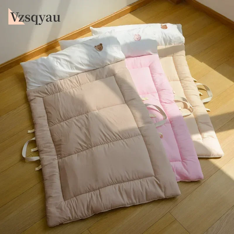 Младенческий детский сад с принтом из стираного хлопка, четырехсезонный мультяшный сон, толстая подушка для матраса, можно носить, постельное белье 2025 года
Младенческий детский сад с принтом из стираного хлопка, четырехсезонный мультяшный сон, толстая подушка для матраса, можно носить, постельное белье 2025 года