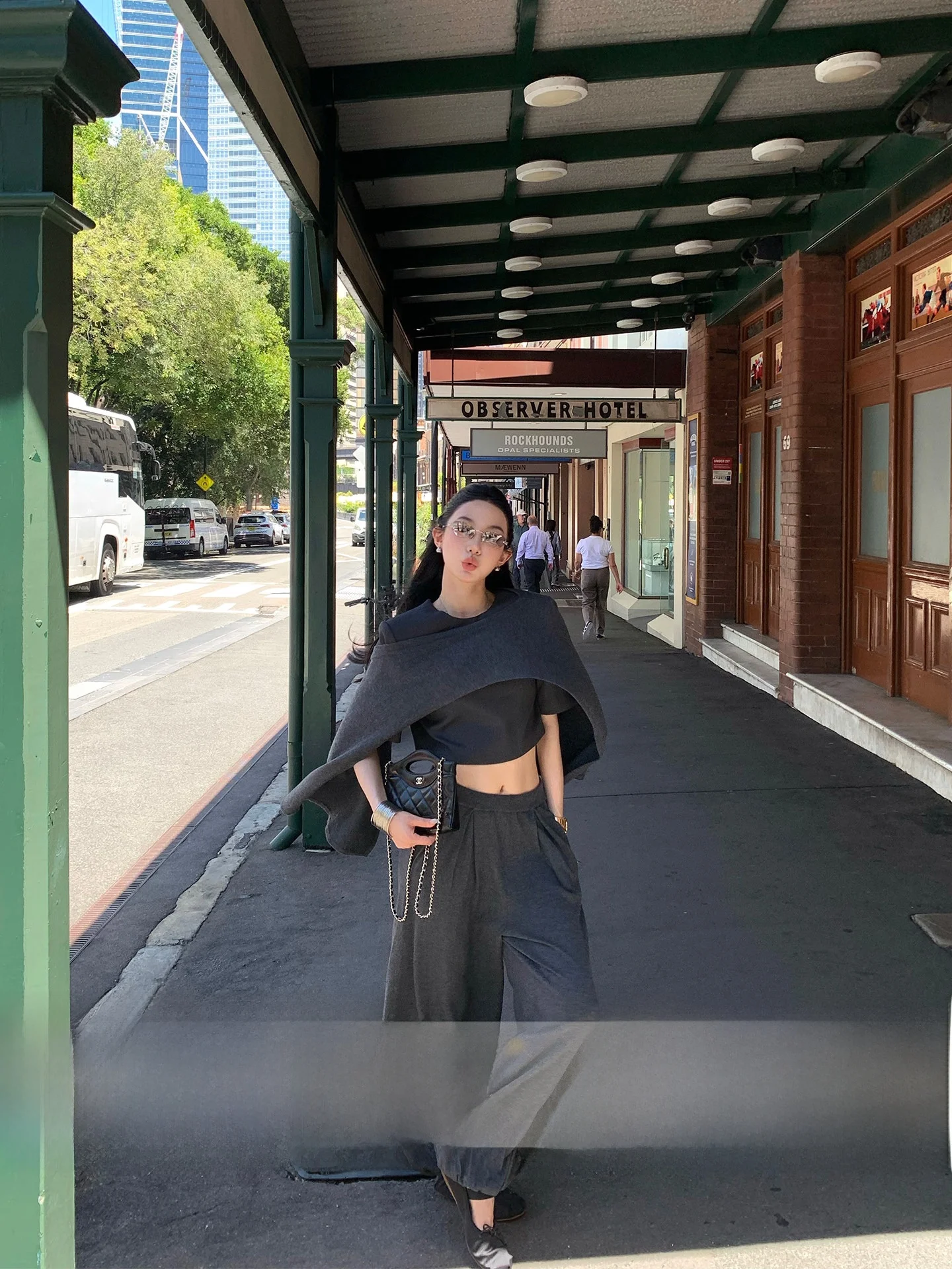 Chao Fashion Week La ! Versatile Shoulder Wrap Top Long Pants Short T-Shirt Loose Fit Spring Collection
Chao Fashion Week La ! Versatile Shoulder Wrap Top Long Pants Short T-Shirt Loose Fit Spring Collection