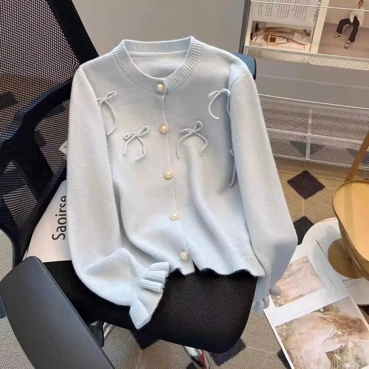 Дизайнерский свитер с бантом для женщин на весну и осень, новый милый вязаный кардиган с расклешенными рукавами
Дизайнерский свитер с бантом для женщин на весну и осень, новый милый вязаный кардиган с расклешенными рукавами