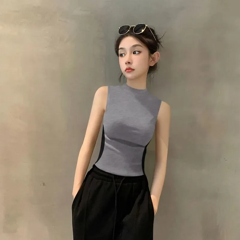 Летний женский топ без рукавов с высоким воротником и цветовыми блоками, облегающий крой
Летний женский топ без рукавов с высоким воротником и цветовыми блоками, облегающий крой