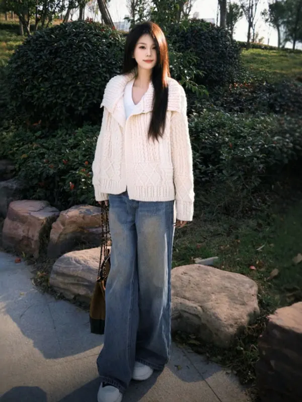 Зимний свободный вязаный свитер с длинными рукавами и воротником, модный, уютный, создающий особую атмосферу, женский, премиум-класса, мягкий, из кашемира.
Зимний свободный вязаный свитер с длинными рукавами и воротником, модный, уютный, создающий особую атмосферу, женский, премиум-класса, мягкий, из кашемира.