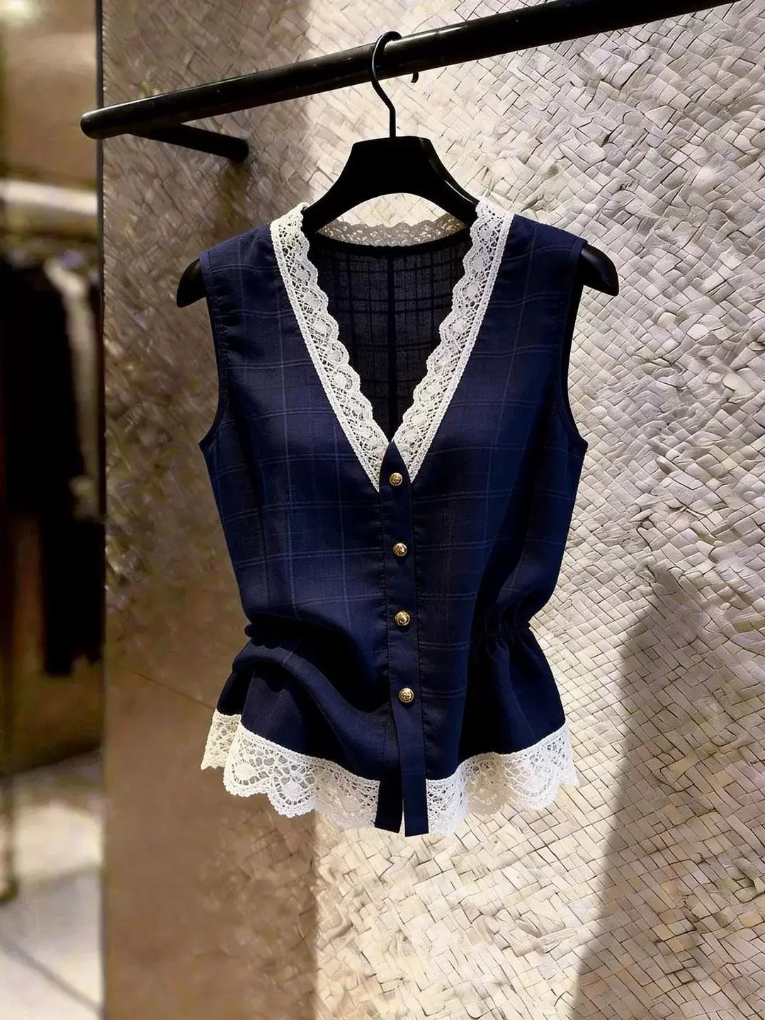 Trendy Design Lace Patchwork V-Neck Vest Summer Commute Elegant Sleeveless Top Women's Fashion Korean Style Straight Cut Silk
Trendy Design Lace Patchwork V-Neck Vest Summer Commute Elegant Sleeveless Top Women's Fashion Korean Style Straight Cut Silk