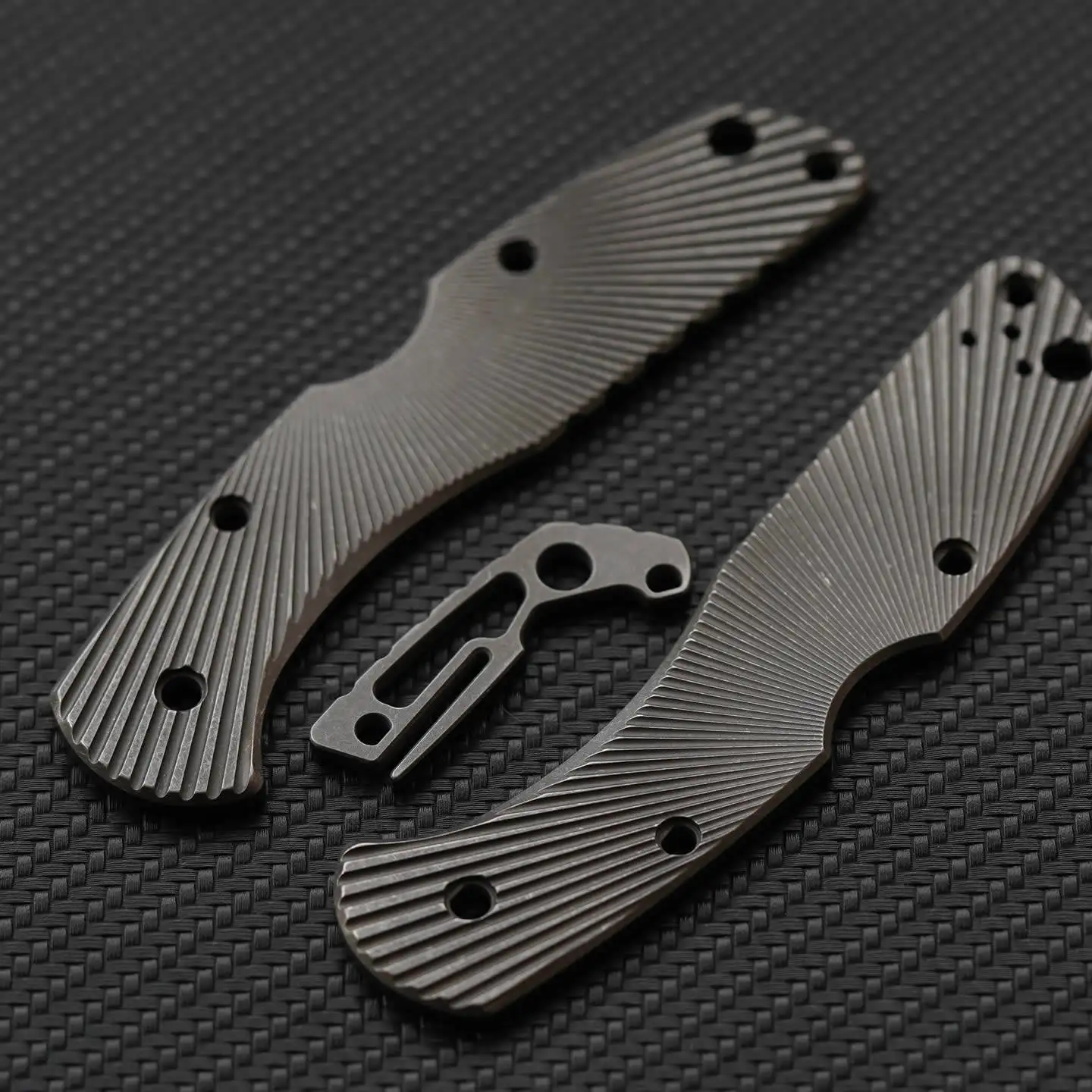 1 пара рукояток из титанового сплава ручной работы с радиальным узором для Spyderco C11
1 пара рукояток из титанового сплава ручной работы с радиальным узором для Spyderco C11