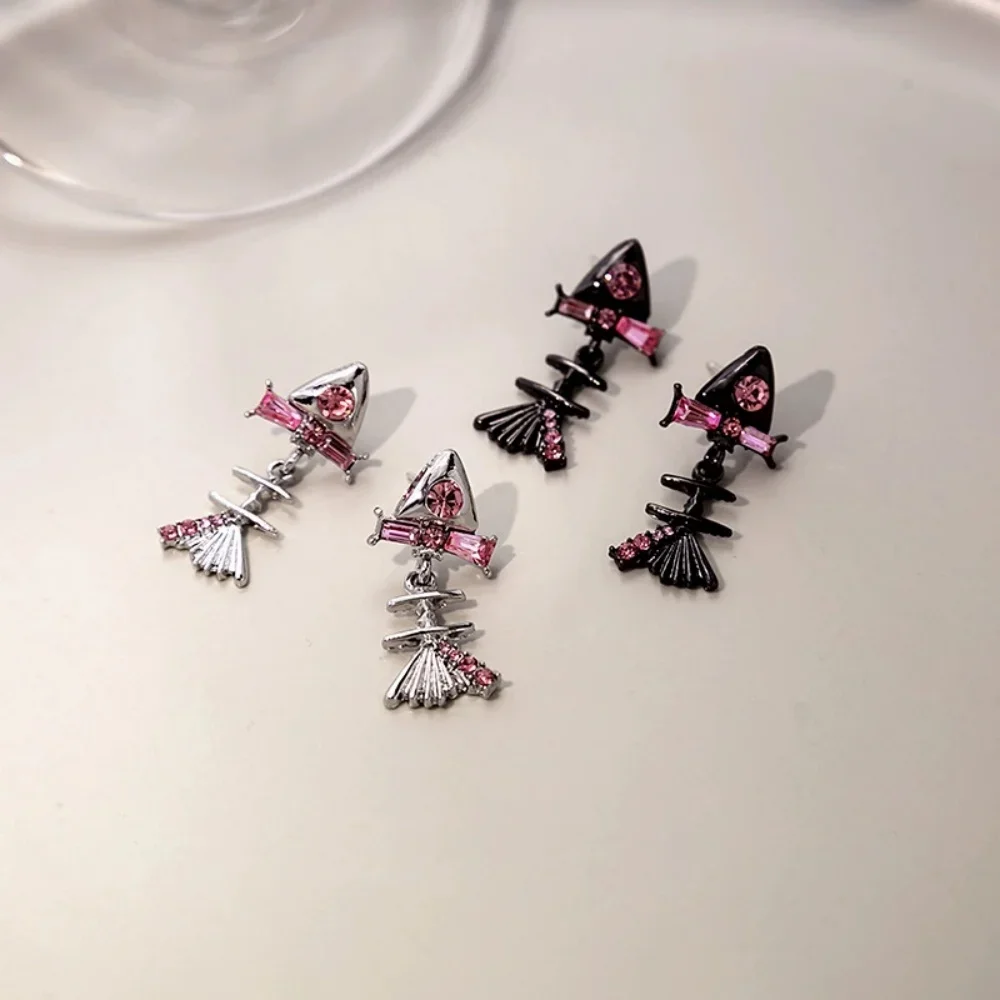 New minimalist and fashionable fishbone earrings for sweet and cool gothic girls, Halloween, anniversaries, Valentine's Day
New minimalist and fashionable fishbone earrings for sweet and cool gothic girls, Halloween, anniversaries, Valentine's Day