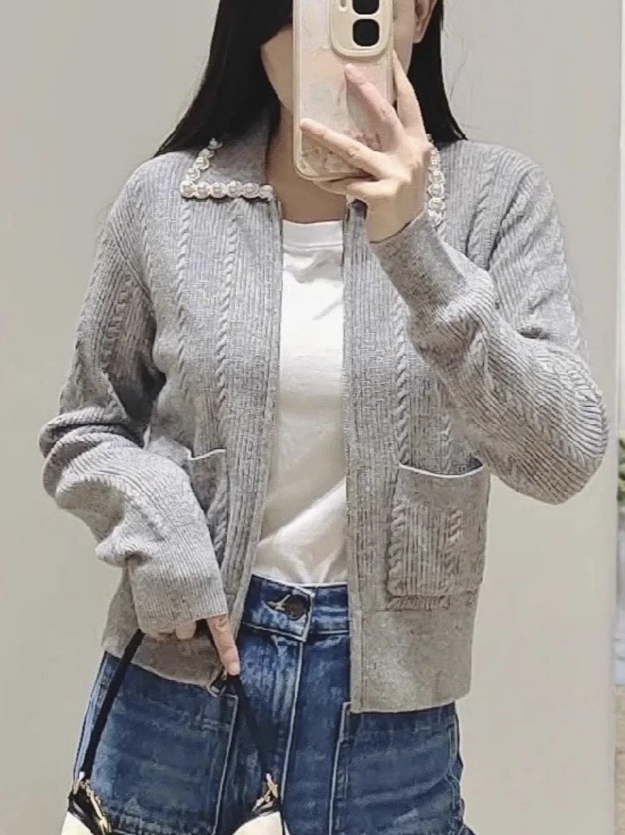 Women Pearls Decoration Gray Sweater Turn-down Collar Long Sleeve Casual Female Knitted Cardigan
Women Pearls Decoration Gray Sweater Turn-down Collar Long Sleeve Casual Female Knitted Cardigan