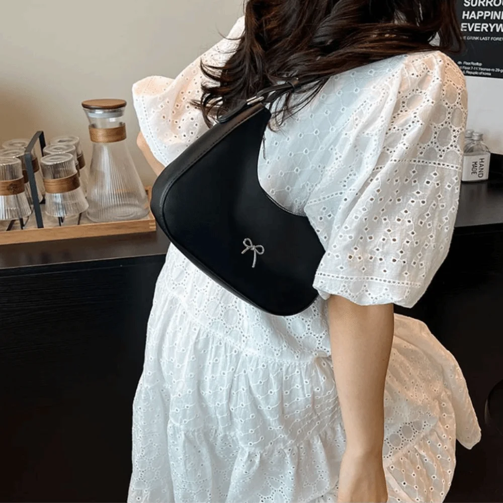 Модная сумка подмышки из искусственной кожи с бантом, однотонная сумка подмышки с милым бантом, корейская роскошная женская сумка Y2K 
Модная сумка подмышки из искусственной кожи с бантом, однотонная сумка подмышки с милым бантом, корейская роскошная женская сумка Y2K