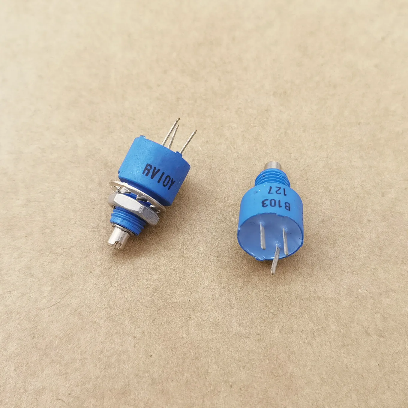 Original new 100% RV10Y B101 B100R B103 B10K B503 B50K B104 B100K 15A503 potentiometer handle long 10MMF (SWITCH)
Original new 100% RV10Y B101 B100R B103 B10K B503 B50K B104 B100K 15A503 potentiometer handle long 10MMF (SWITCH)