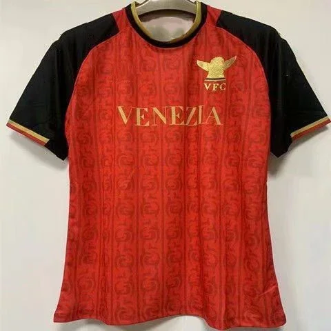 Новая клубная версия футбольного джерси Venice Jersey Serie A Home League Непопулярный трикотаж Персонализированная футболка из джерси специального издания
Новая клубная версия футбольного джерси Venice Jersey Serie A Home League Непопулярный трикотаж Персонализированная футболка из джерси специального издания