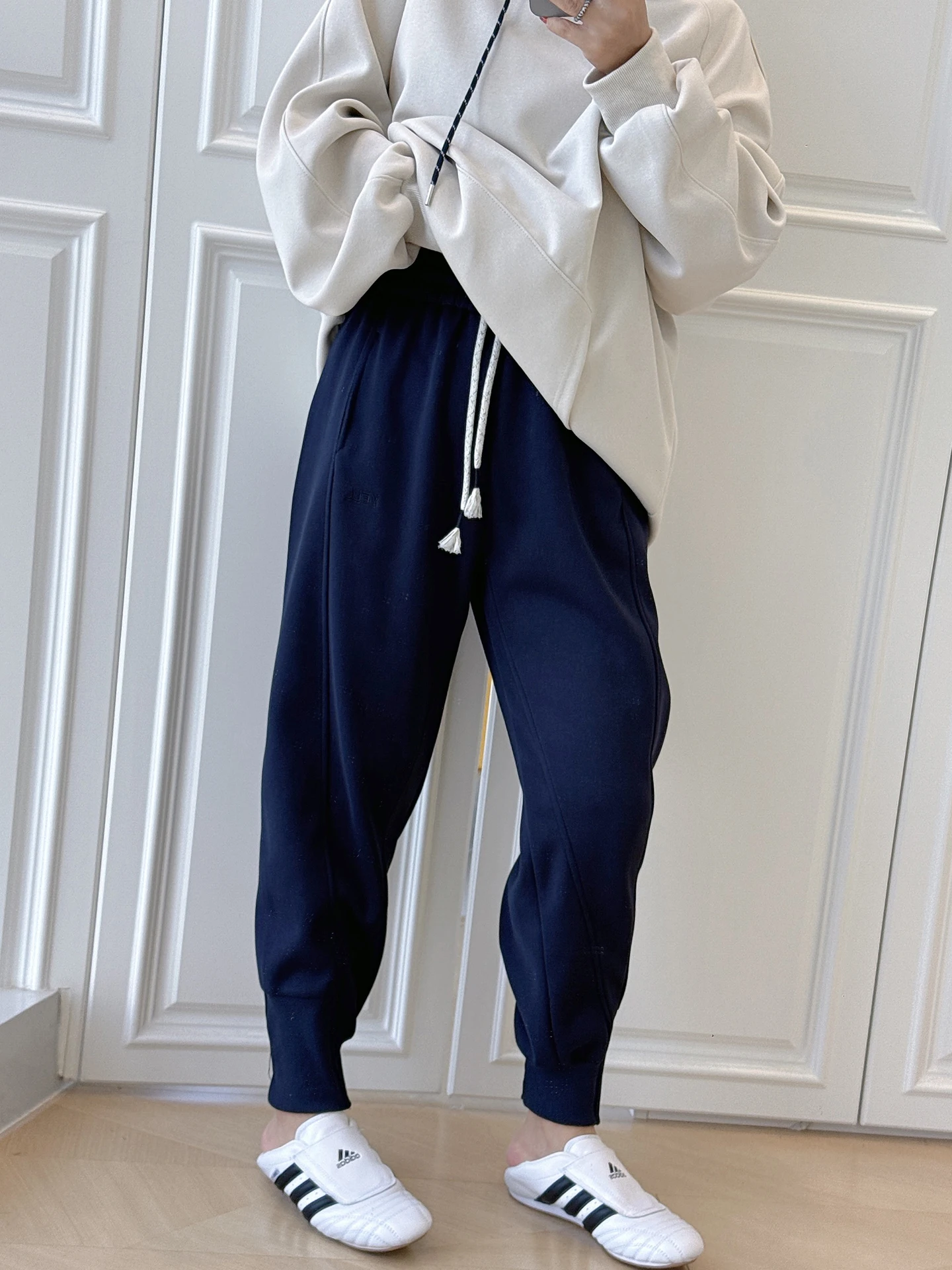 Женские свободные утягивающие спортивные повседневные спортивные штаны больших размеров с высокой талией, универсальные брюки Harlan с манжетами для тяжелых размеров от MM до 200 Pou
Женские свободные утягивающие спортивные повседневные спортивные штаны больших размеров с высокой талией, универсальные брюки Harlan с манжетами для тяжелых размеров от MM до 200 Pou