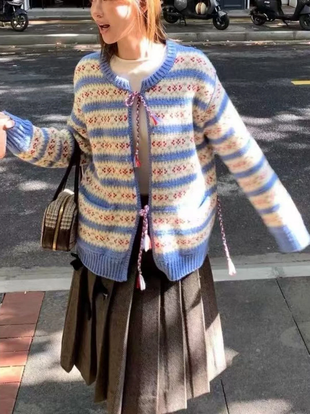 Новогодний вязаный кардиган с вышивкой, женский свободный свитер, верхняя одежда, длинный рукав, круглый вырез, пуговицы
Новогодний вязаный кардиган с вышивкой, женский свободный свитер, верхняя одежда, длинный рукав, круглый вырез, пуговицы