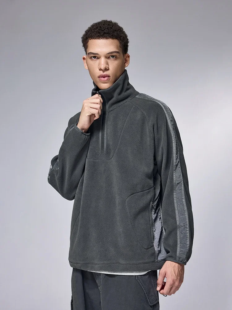 Теплая толстовка с флисовой подкладкой, высоким воротником и молнией, свободного кроя, в американском повседневном стиле, из смесового полиэстера и хлопка.
Теплая толстовка с флисовой подкладкой, высоким воротником и молнией, свободного кроя, в американском повседневном стиле, из смесового полиэстера и хлопка.