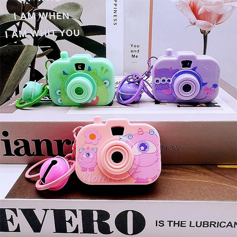 MINISO креативный мультяшный маленький монстр, трехглазый монстр, мини-моделирование, светящийся проекционный брелок для камеры, студенческий кулон
MINISO креативный мультяшный маленький монстр, трехглазый монстр, мини-моделирование, светящийся проекционный брелок для камеры, студенческий кулон