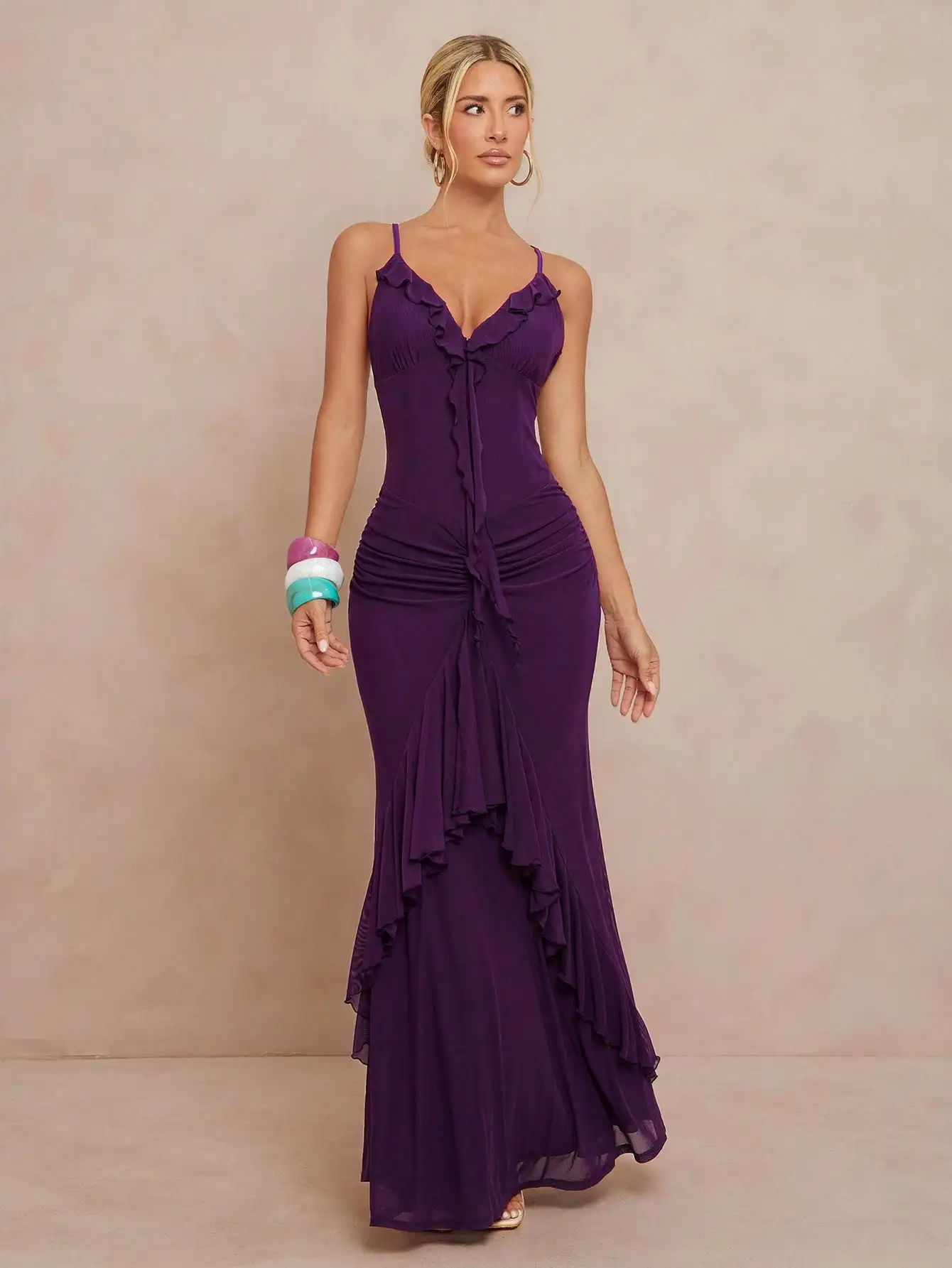Фиолетовое платье-русалка без рукавов с рюшами, завязками спереди и многослойным подолом
Фиолетовое платье-русалка без рукавов с рюшами, завязками спереди и многослойным подолом