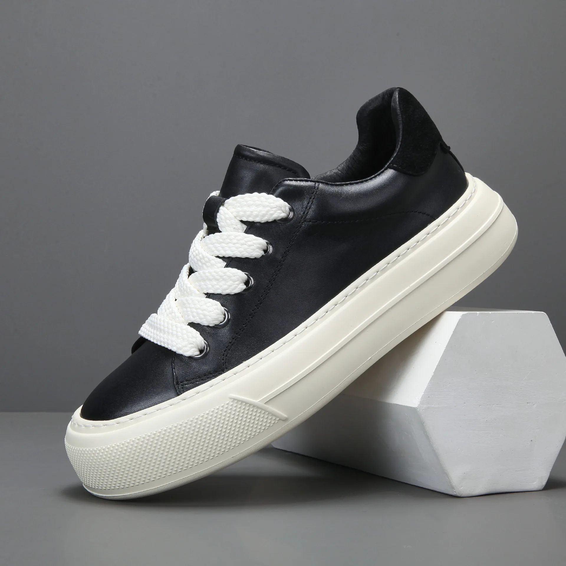 Brand Men Casual Shoes Genuine Leather Solid Flats Low Shoes For Man Slip On Luxury Designers Lace Up Sneakers 2026 New Fashion
Brand Men Casual Shoes Genuine Leather Solid Flats Low Shoes For Man Slip On Luxury Designers Lace Up Sneakers 2026 New Fashion