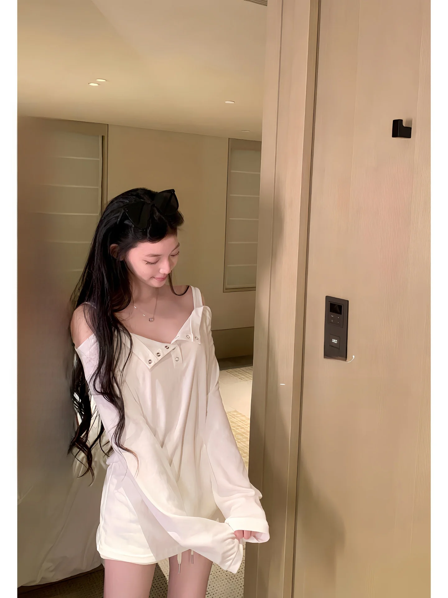 Свободная женская футболка с длинным рукавом на одно плечо в корейском стиле, повседневная, из смесового хлопка и полиэстера, для ежедневной носки
Свободная женская футболка с длинным рукавом на одно плечо в корейском стиле, повседневная, из смесового хлопка и полиэстера, для ежедневной носки