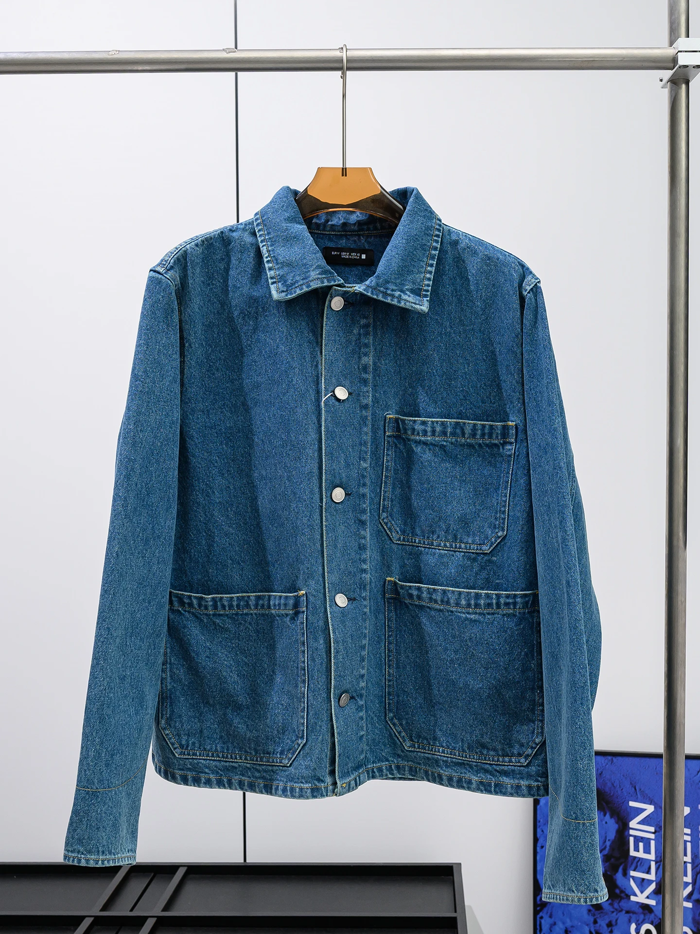 Men's Casual Cotton Denim Jacket Spring Breathable Long Sleeve Flip Collar Coat Fermentation Wash Process Couple Style
Men's Casual Cotton Denim Jacket Spring Breathable Long Sleeve Flip Collar Coat Fermentation Wash Process Couple Style