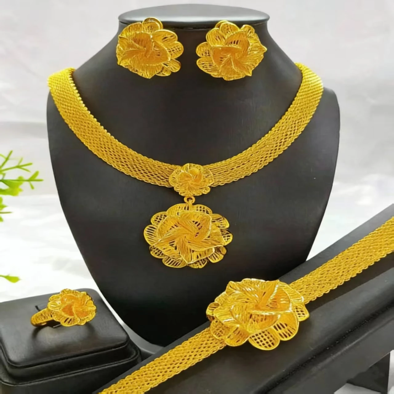 Dubai 24K Gold Color Jewelry Set For Women African Nigerian Necklace Set Earrings And Bracelets Bridal Indian Fashion
Dubai 24K Gold Color Jewelry Set For Women African Nigerian Necklace Set Earrings And Bracelets Bridal Indian Fashion