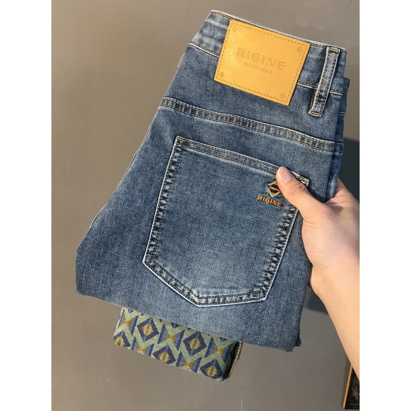 Высококачественные укороченные мужские джинсы с принтом, модные, универсальные, повседневные, мягкие, удобные, весенне-летние тонкие брюки.
Высококачественные укороченные мужские джинсы с принтом, модные, универсальные, повседневные, мягкие, удобные, весенне-летние тонкие брюки.