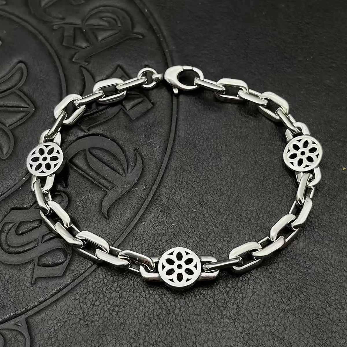 S925 sterling silver punk hip hop three cherry blossom bracelet retro men's and women's jewelry American original design
S925 sterling silver punk hip hop three cherry blossom bracelet retro men's and women's jewelry American original design