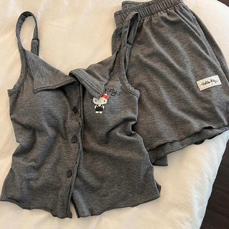 Комплект домашней одежды Sanrio Hello Kitty, милый и очаровательный женский летний комплект с шортами и мягкими чашечками, модный повседневный комплект, новинка
Комплект домашней одежды Sanrio Hello Kitty, милый и очаровательный женский летний комплект с шортами и мягкими чашечками, модный повседневный комплект, новинка