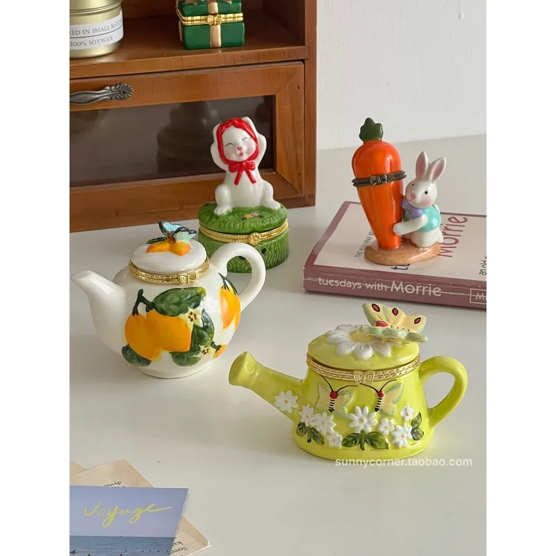 Retro Christmas tree ceramic jewelry box cute decorative ornaments high-end exquisite hand jewelry ring storage box.
Retro Christmas tree ceramic jewelry box cute decorative ornaments high-end exquisite hand jewelry ring storage box.