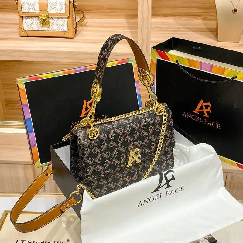 Design High -Level Sensor Bag Female New Fashion Versatile Ganguan Small Square Bag
Design High -Level Sensor Bag Female New Fashion Versatile Ganguan Small Square Bag