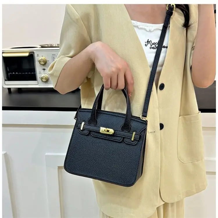 Luxury Designer Shoulder Bag with Lock Buckle - PU Boston Style, Your Symbol of Confidence
Luxury Designer Shoulder Bag with Lock Buckle - PU Boston Style, Your Symbol of Confidence