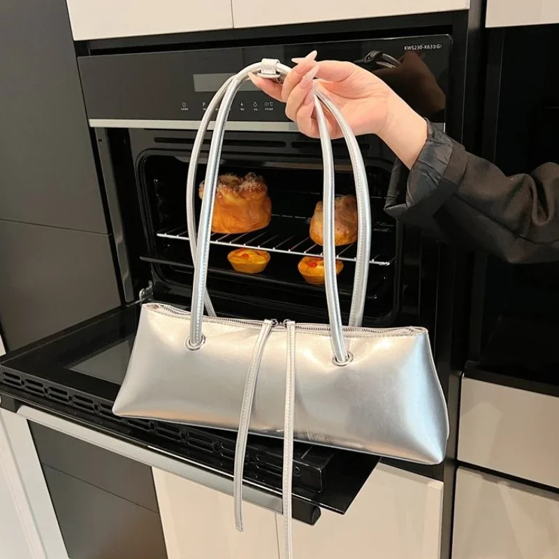 High Quality Large Capacity PU Simple Solid Zipper Tote Bags 2025 Hot Sale Fashion Classic Commute Style Shoulder Bags for Women
High Quality Large Capacity PU Simple Solid Zipper Tote Bags 2025 Hot Sale Fashion Classic Commute Style Shoulder Bags for Women