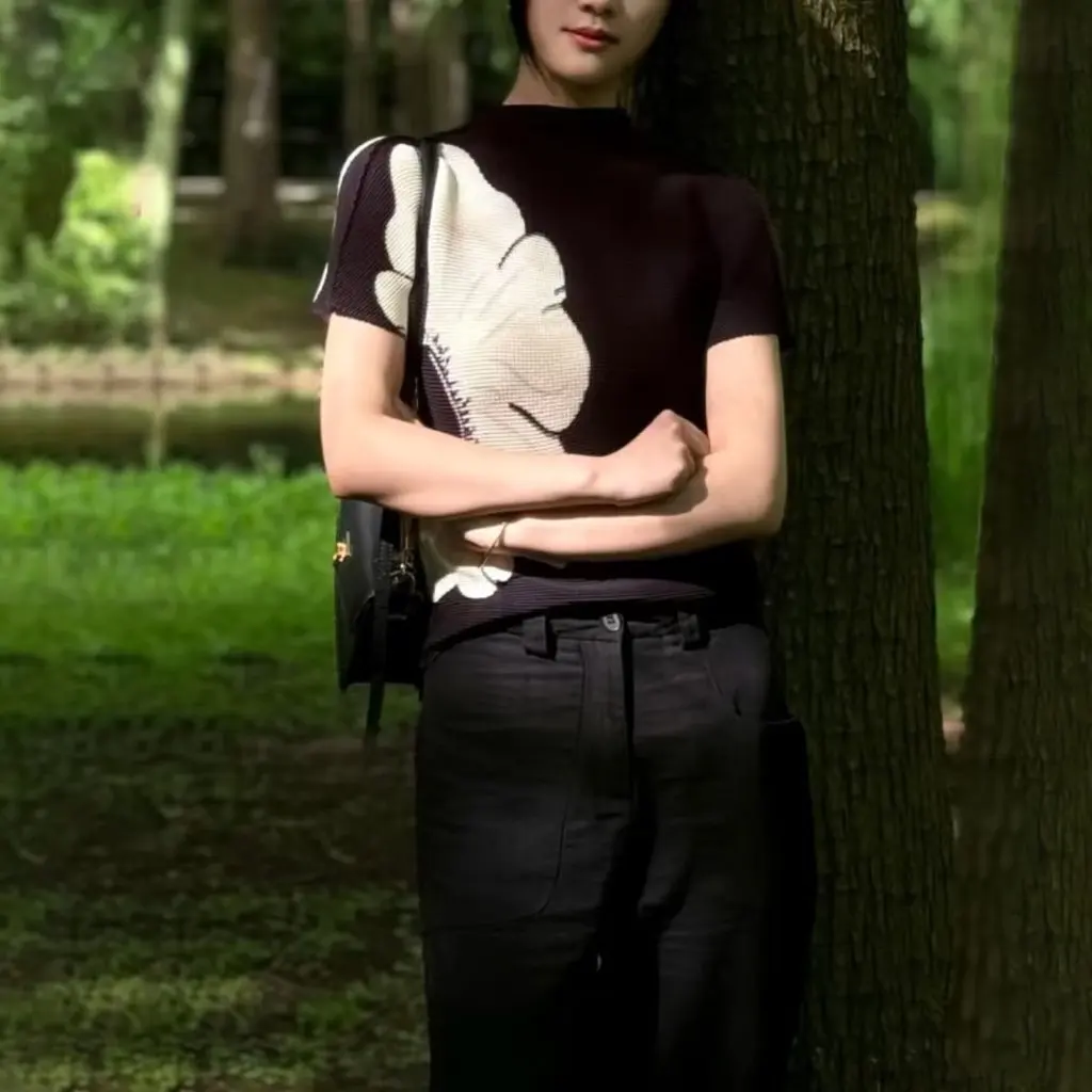 Slim Fit Short Sleeve Women's T-shirt Thin Luxury High-End Feelings Summer Fashionable Top Popular Among Internet Users
Slim Fit Short Sleeve Women's T-shirt Thin Luxury High-End Feelings Summer Fashionable Top Popular Among Internet Users