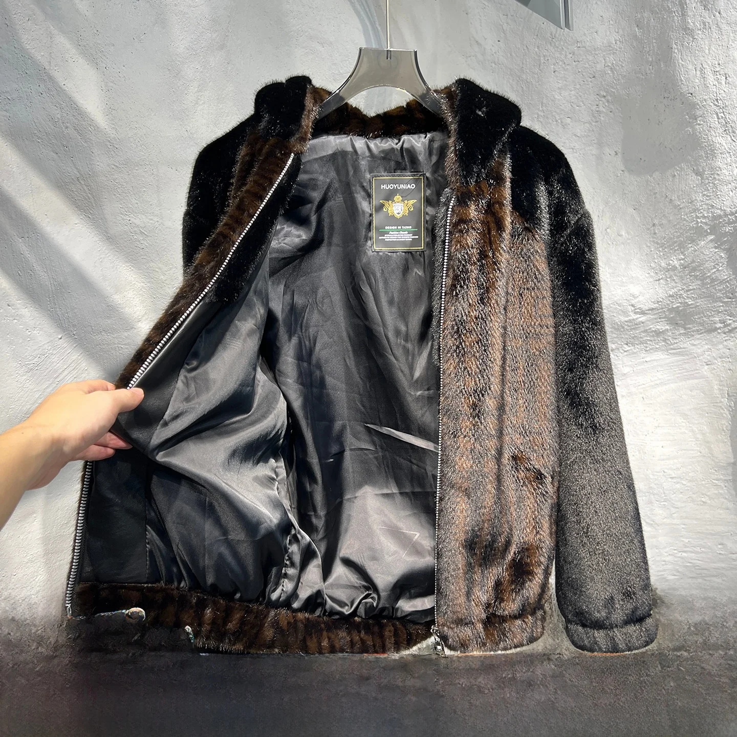 Гладкая кожа, мужская куртка с капюшоном, модное повседневное бархатное пальто из норки для осени и зимы, полиэфирное волокно
Гладкая кожа, мужская куртка с капюшоном, модное повседневное бархатное пальто из норки для осени и зимы, полиэфирное волокно