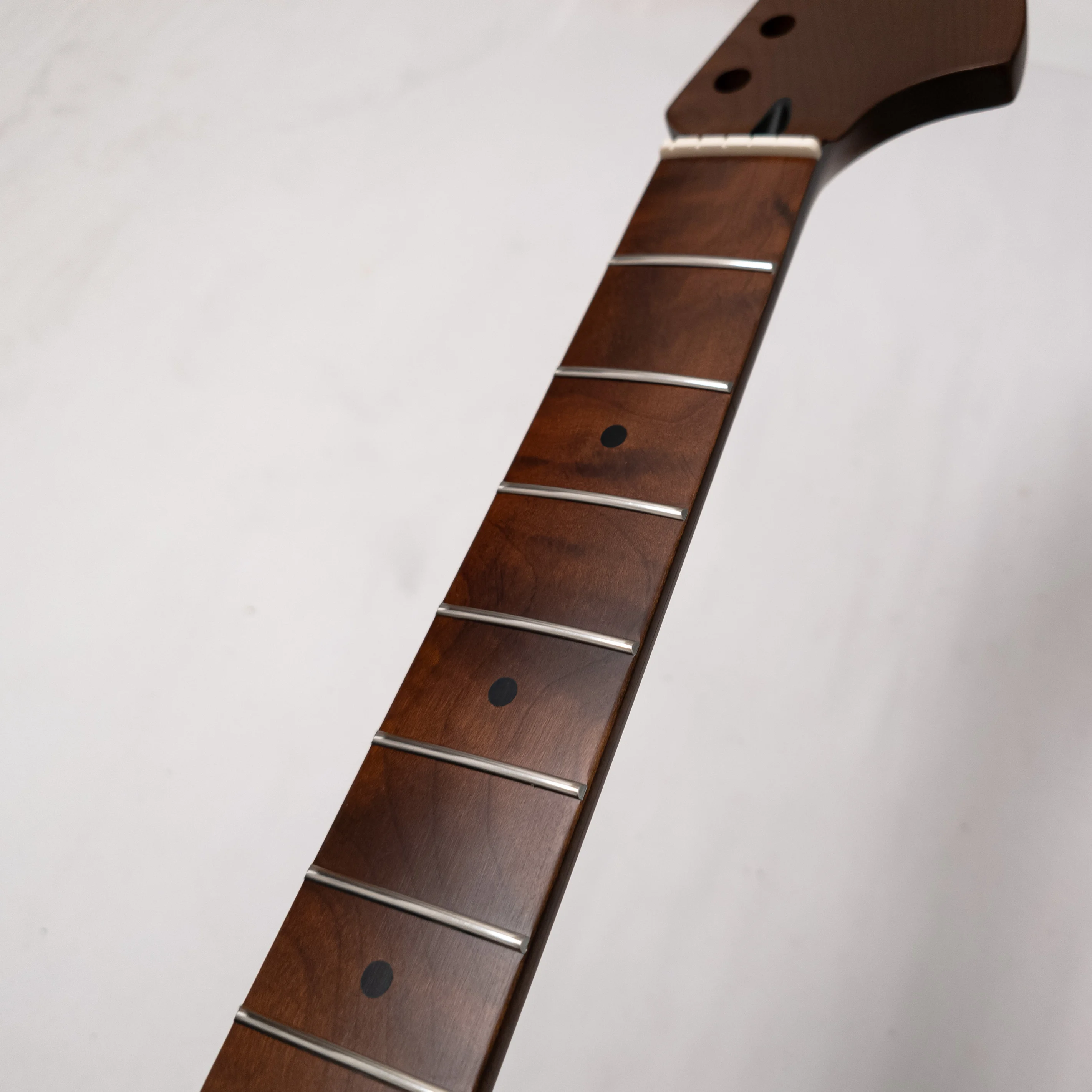 Left Handed Roasted Maple Guitar Neck 21 Frets Stainless Frets Maple Fingerboard 9.5'' Radius Bone Nut Large Headstock
Left Handed Roasted Maple Guitar Neck 21 Frets Stainless Frets Maple Fingerboard 9.5'' Radius Bone Nut Large Headstock