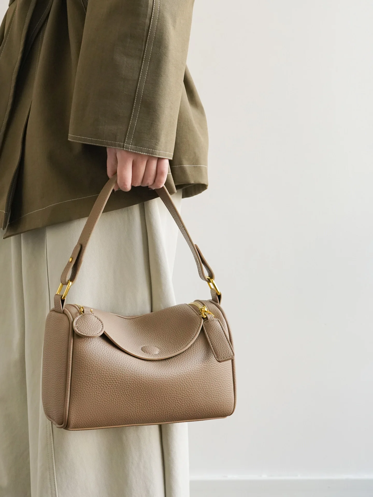 Elegant Commuter Women's Bag 2026 New Style Large Capacity Pillow Bag Crossbody Handbag Single Shoulder Bag Soft PU Leather
Elegant Commuter Women's Bag 2026 New Style Large Capacity Pillow Bag Crossbody Handbag Single Shoulder Bag Soft PU Leather