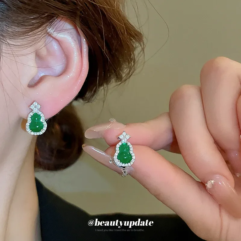 2026 Silver Needle New Chinese Gourd Zircon Stud Earrings Chinese Style Guochao Emerald Earrings Fashion High Sense Versatile
2026 Silver Needle New Chinese Gourd Zircon Stud Earrings Chinese Style Guochao Emerald Earrings Fashion High Sense Versatile