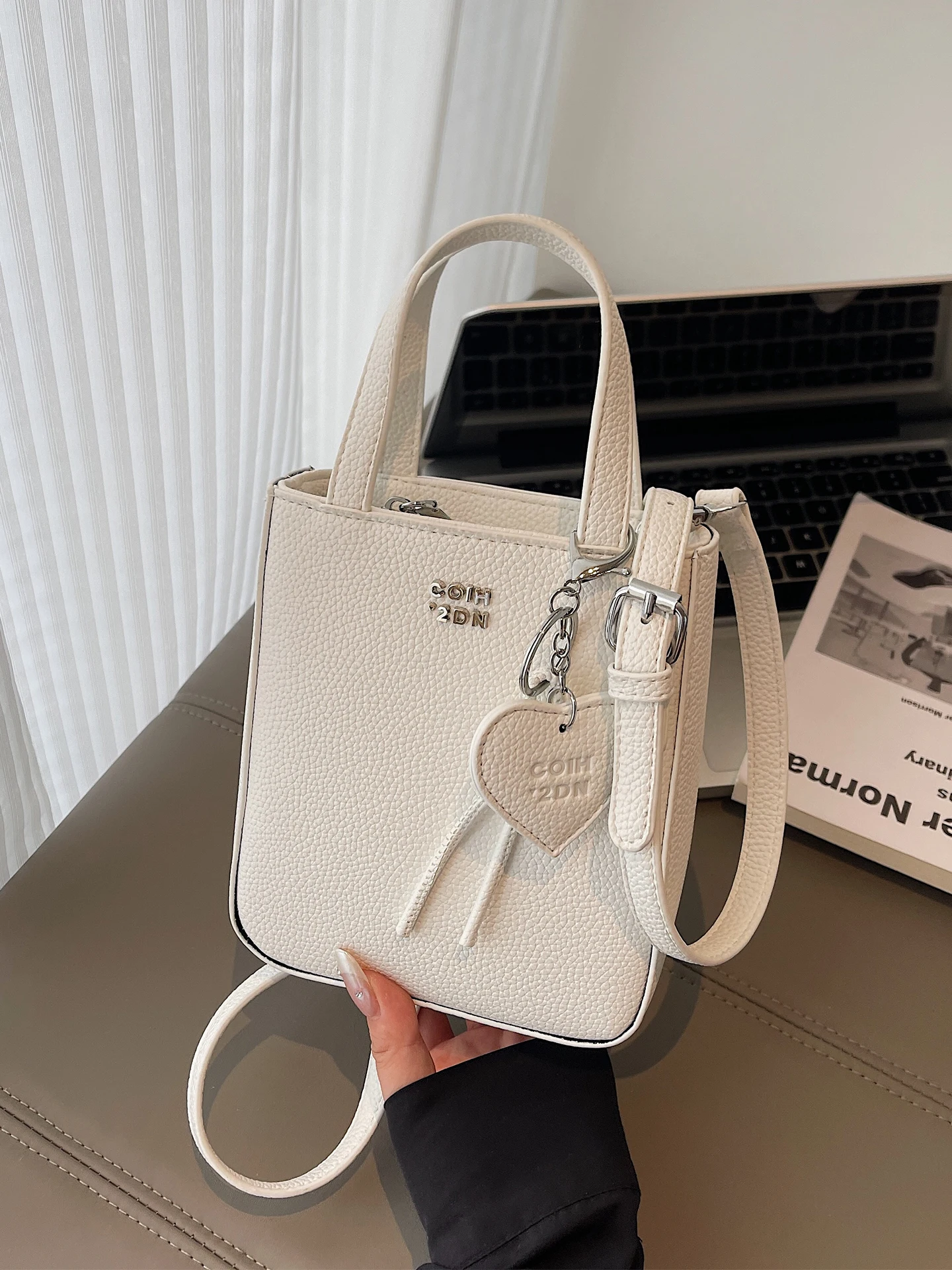 2025 New Women's Handbag Crossbody Phone Bag Soft Handle Modern Neutral Style Summer Fashion Trend Shoulder Bag Handheld Bag
2025 New Women's Handbag Crossbody Phone Bag Soft Handle Modern Neutral Style Summer Fashion Trend Shoulder Bag Handheld Bag