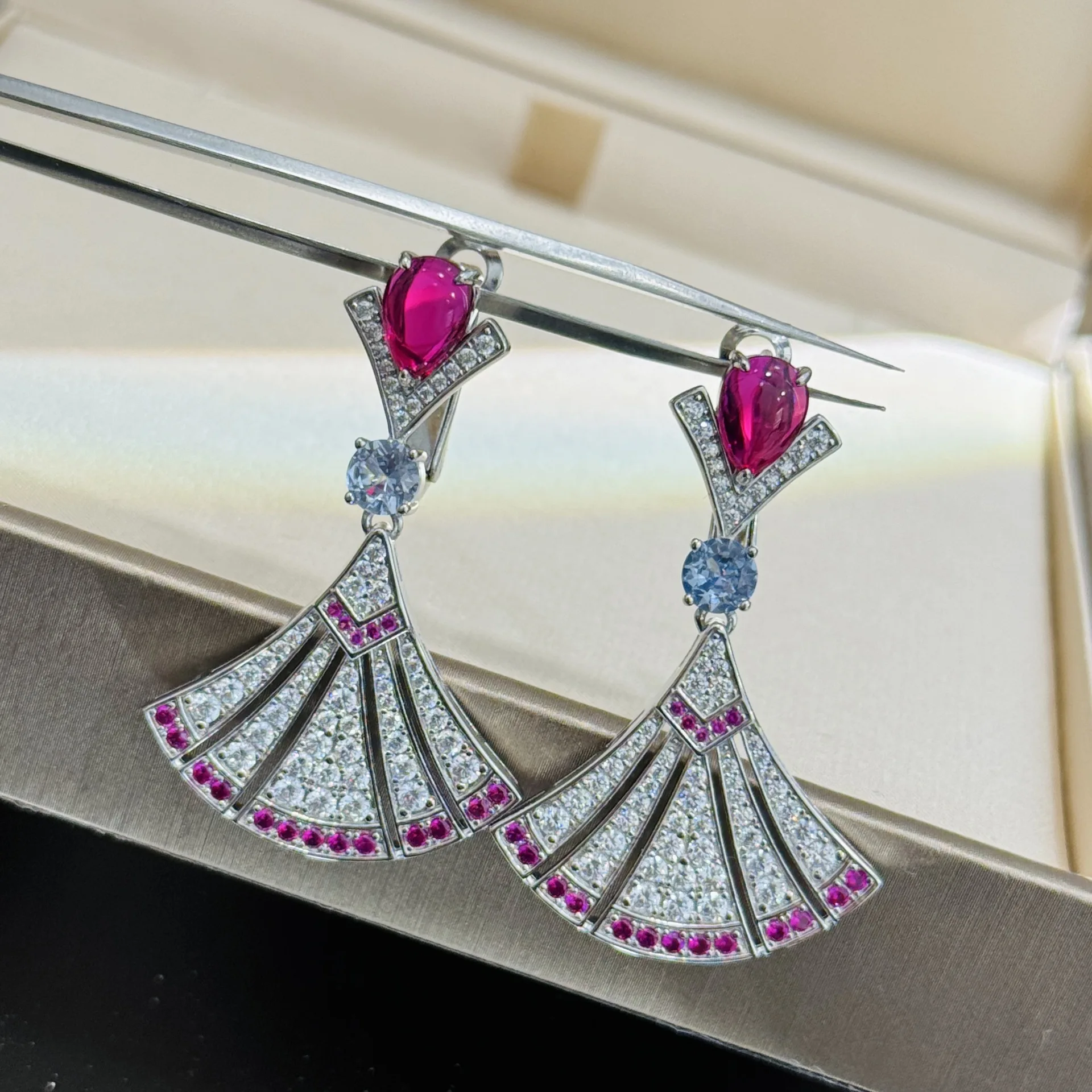 AYJEWELRY New Solid 925 Sterling Silver Ruby Red Gemstone Fan Shaped Drop Earrings Luxury Designer Jewelry For Women Wholesale
AYJEWELRY New Solid 925 Sterling Silver Ruby Red Gemstone Fan Shaped Drop Earrings Luxury Designer Jewelry For Women Wholesale