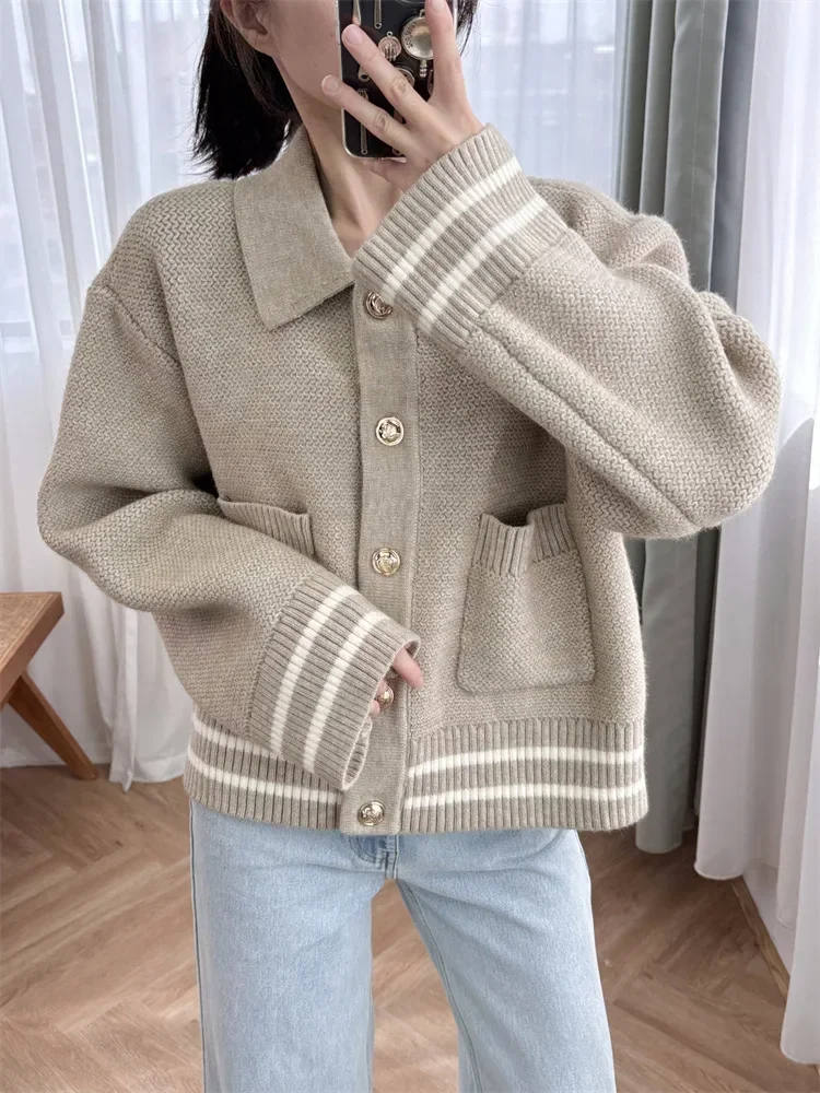 Splices Women Vintage Single Breasted Knit Jacket Turn-Down Collar Long Sleeve Autumn 2024 Fashion Lady Short Coat with Pockets
Splices Women Vintage Single Breasted Knit Jacket Turn-Down Collar Long Sleeve Autumn 2024 Fashion Lady Short Coat with Pockets