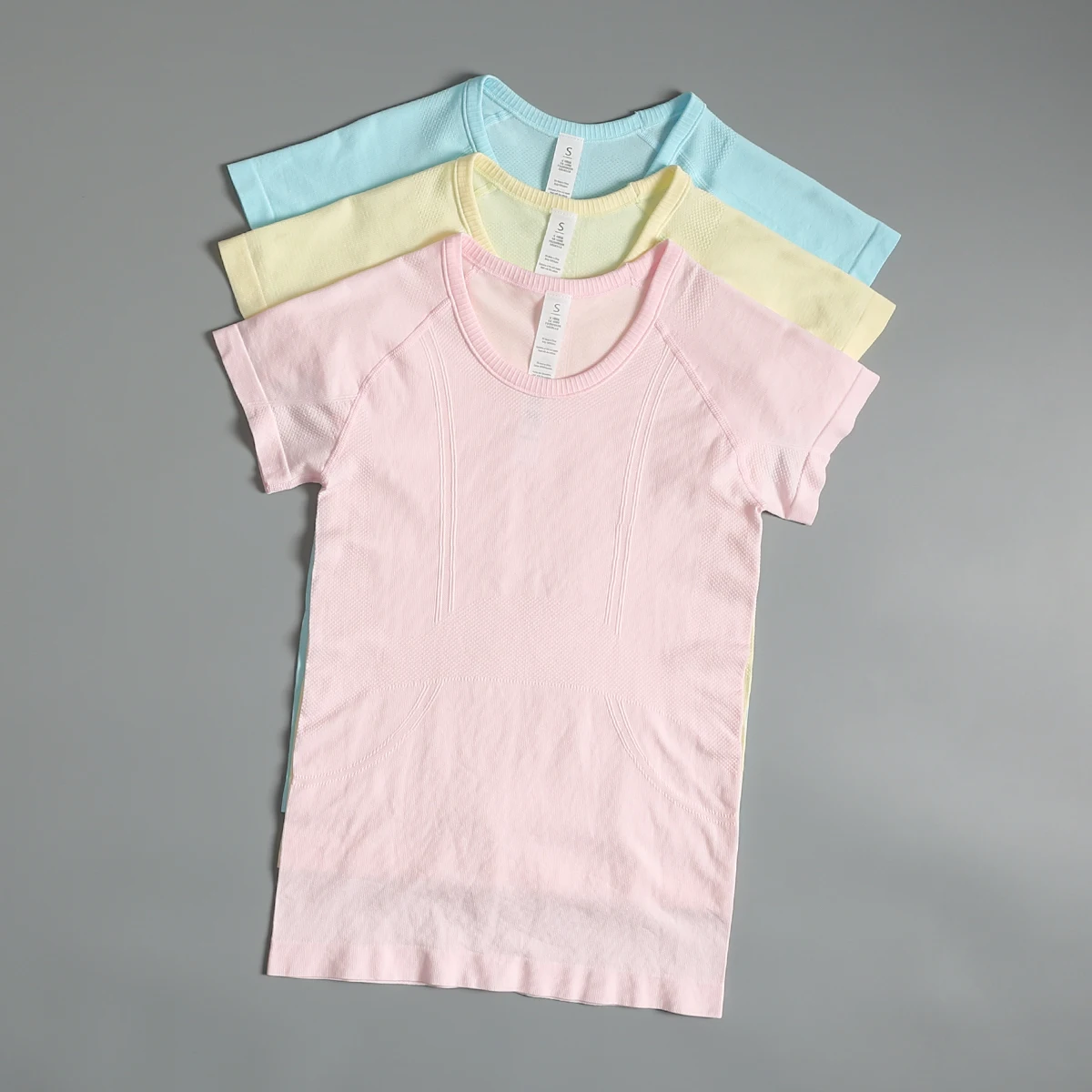 Yoga suits for women in summer sports tops for breathable short-sleeved T-shirts for outside wear professional Pilates training
Yoga suits for women in summer sports tops for breathable short-sleeved T-shirts for outside wear professional Pilates training