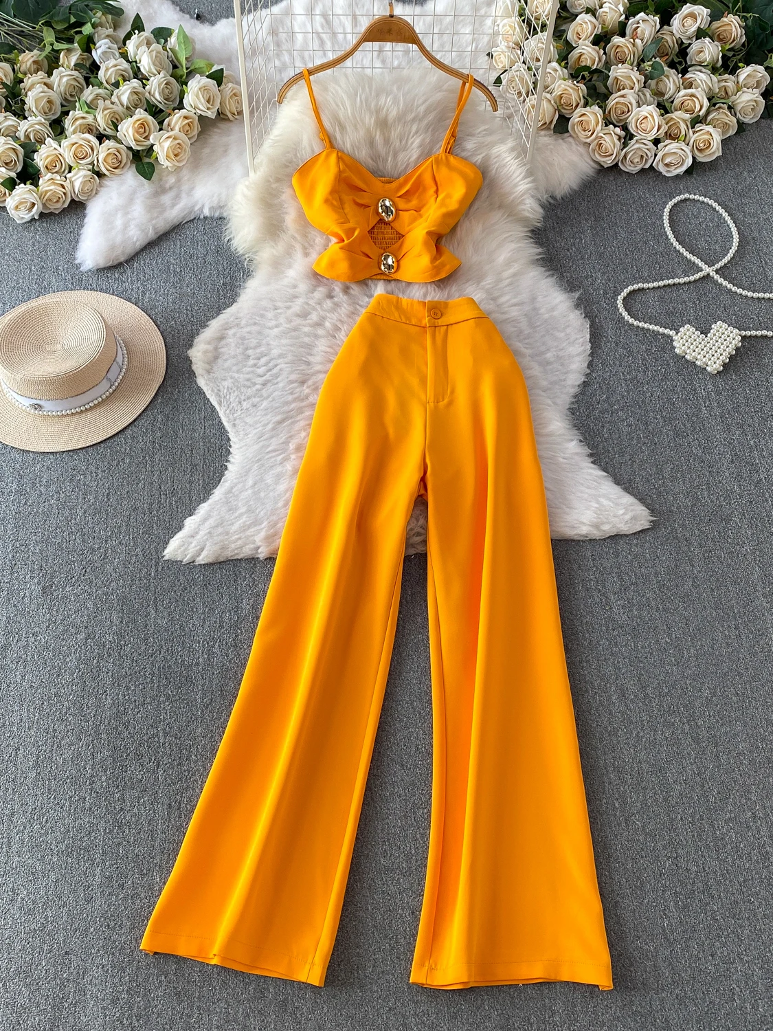 Slimming High Waist Short V-Neck Metal Buckle Hollow out Wide Leg Pants Two-Piece Set Fashionable Luxury Goddess Style
Slimming High Waist Short V-Neck Metal Buckle Hollow out Wide Leg Pants Two-Piece Set Fashionable Luxury Goddess Style