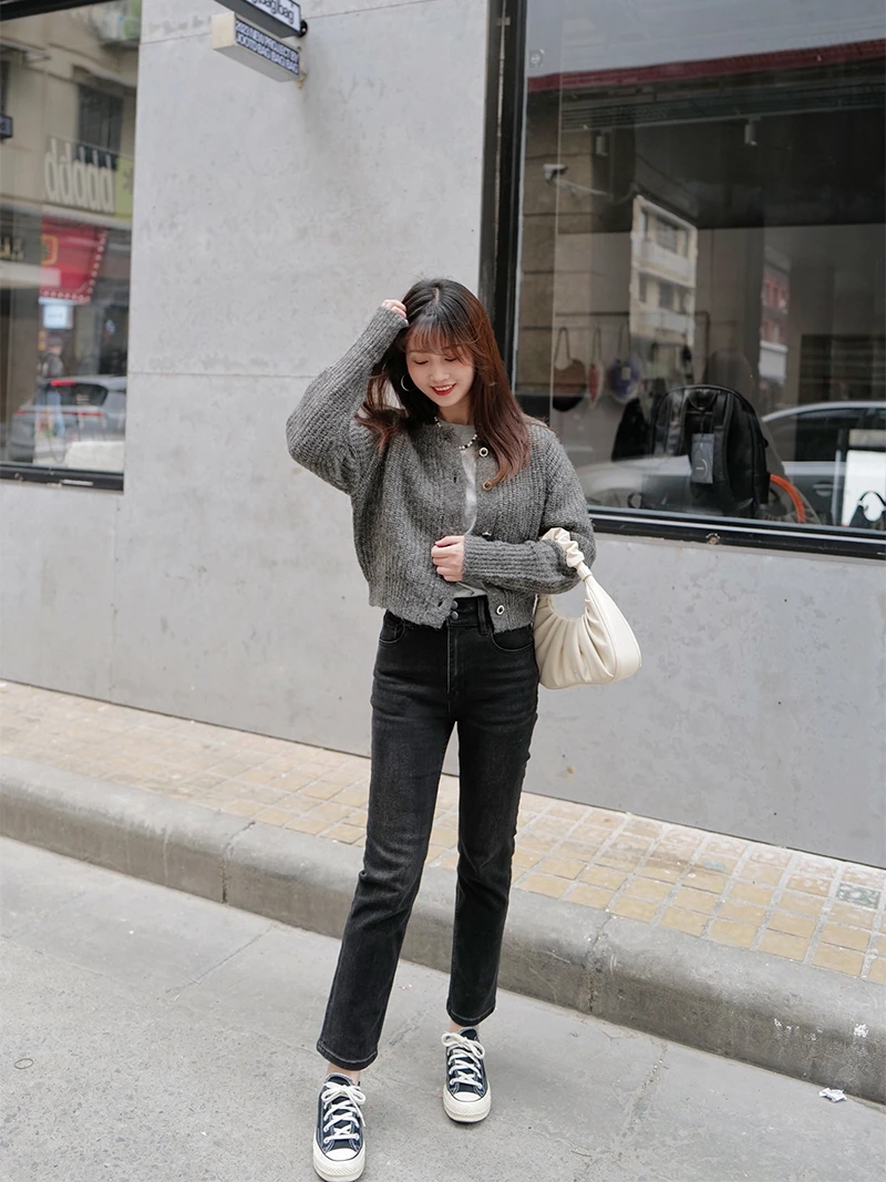 Джинсы женские прямые с высокой талией, темно-синие, на резинке, с пуговицами, длина девять десятых, из хлопкового стрейч-денима, весенняя коллекция
Джинсы женские прямые с высокой талией, темно-синие, на резинке, с пуговицами, длина девять десятых, из хлопкового стрейч-денима, весенняя коллекция