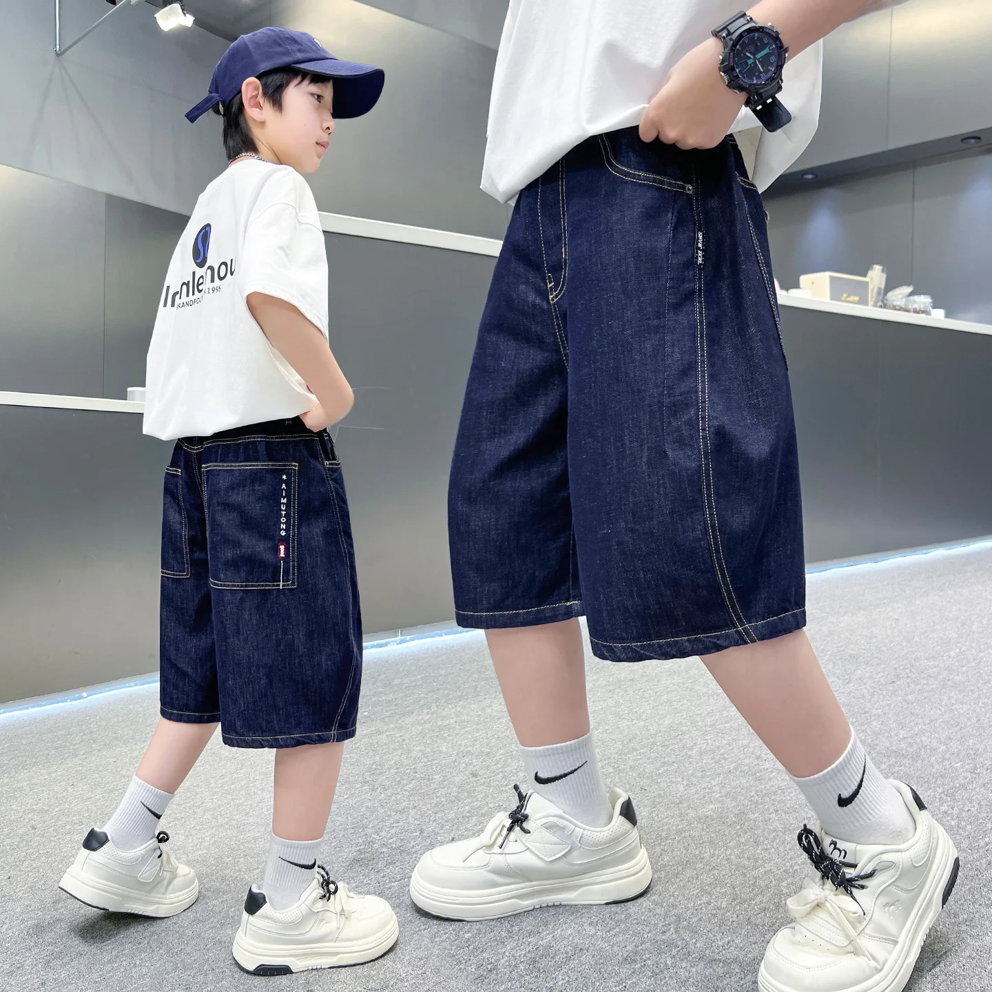 Spring Summer Boys Blue Denim Jeans Loose Fit Knee-Length Casual Fashion Toddler to Teen Jeans with Letter Embroidery Ages 4-14Y
Spring Summer Boys Blue Denim Jeans Loose Fit Knee-Length Casual Fashion Toddler to Teen Jeans with Letter Embroidery Ages 4-14Y