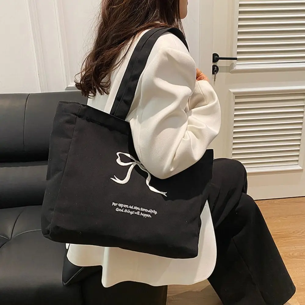 Sweet Balletcore Bow Shoulder Bag Solid Color Y2k Embroidery Bow Tote Bag Zipper Large Capacity Canvas Handbag Ladies
Sweet Balletcore Bow Shoulder Bag Solid Color Y2k Embroidery Bow Tote Bag Zipper Large Capacity Canvas Handbag Ladies