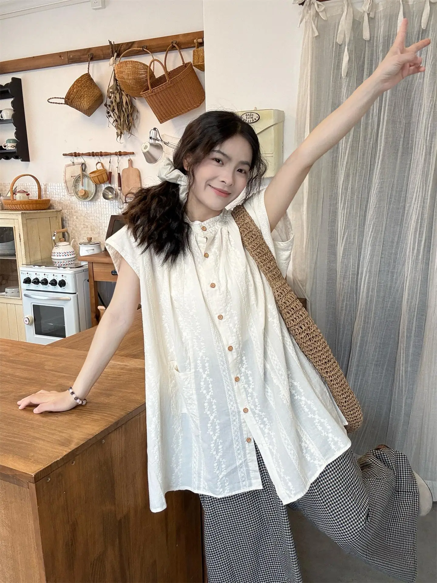 Casual Loose round Neck Short Sleeve Embroidered Shirt Women's Summer Fashion Design Vintage Loose Fit Top Korean Style
Casual Loose round Neck Short Sleeve Embroidered Shirt Women's Summer Fashion Design Vintage Loose Fit Top Korean Style